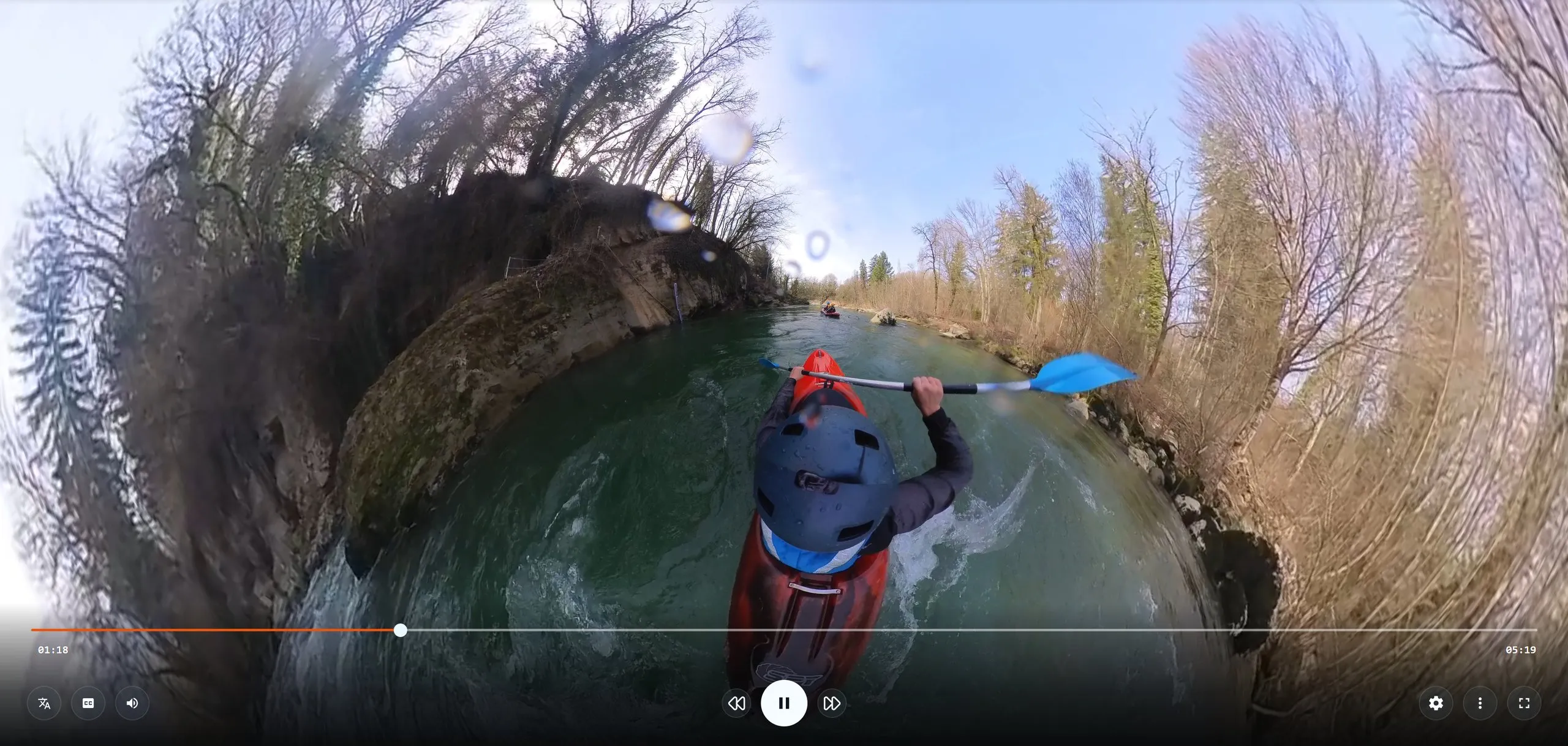 Ein 360°-Video im Player, mit auf die gesamte Szene erweiterter Ansicht